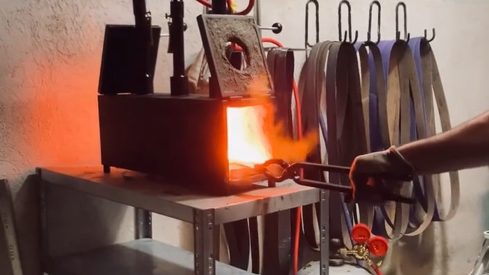 La forge à gaz en fonctionnement, à l'atelier Kraken Knives