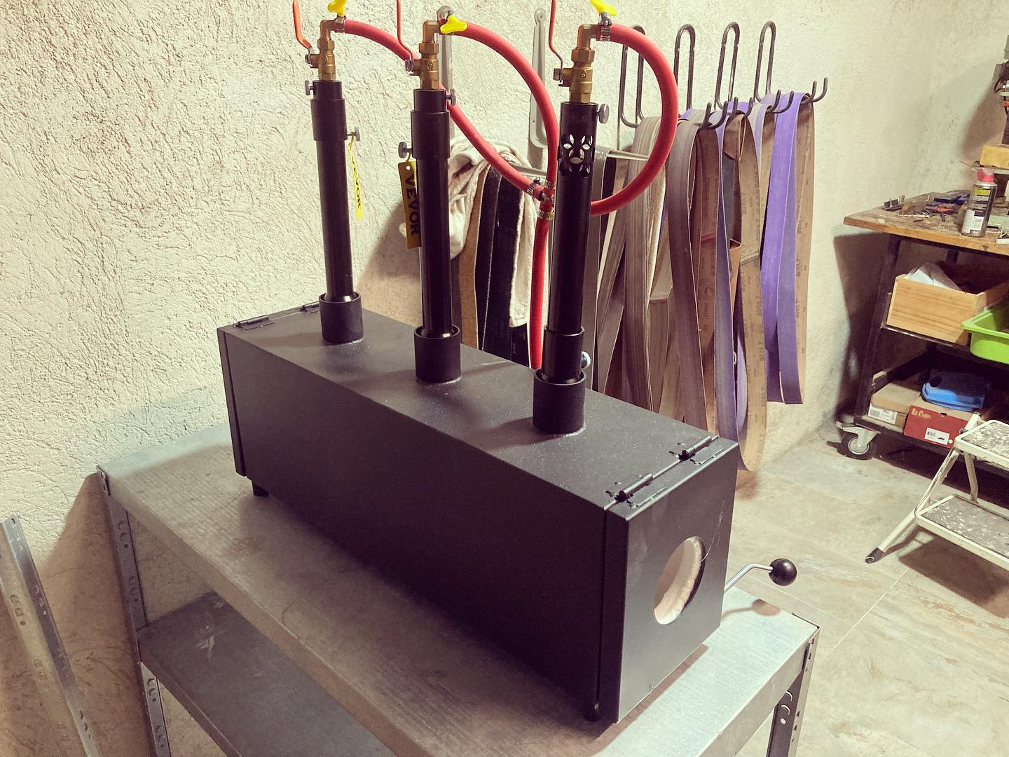 La forge à gaz à l'arrêt, à l'atelier Kraken Knives