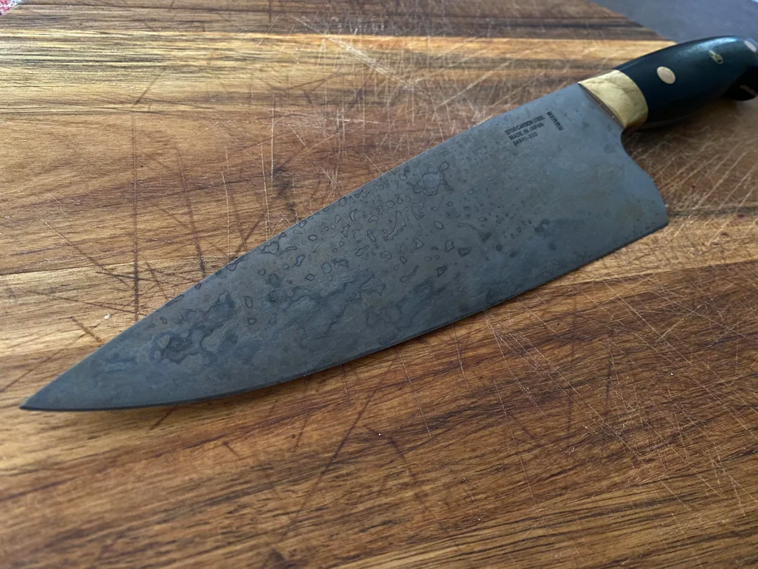 Acier au carbone travaillé à l'atelier Kraken Knives