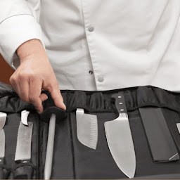 Acier inoxydable travaillé à l'atelier Kraken Knives